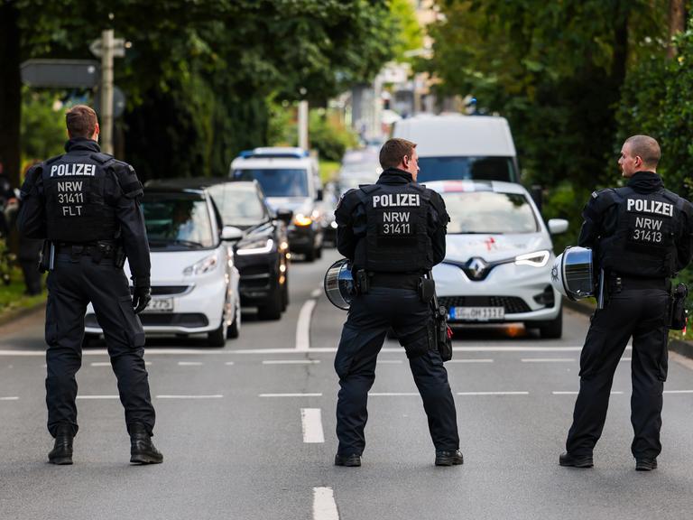 Die Polizei sperrt eine Straße für den Autoverkehr ab für eine angemeldete Mahnwache im Zusammenhang mit der Messerattacke auf dem Solinger Stadtfest.