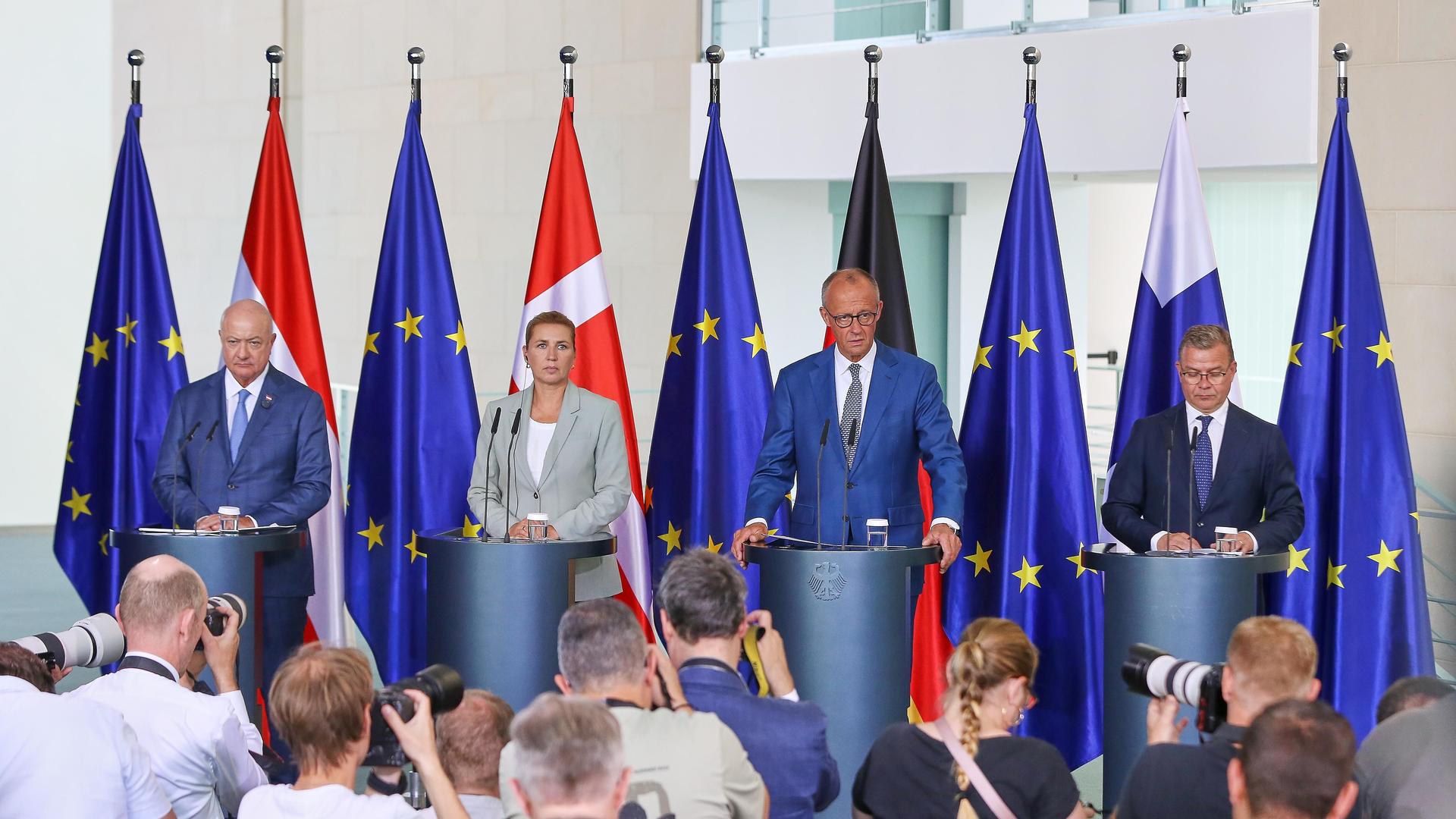 Bundeskanzleramt: Christian Stocker (Österreich), Mette Frederiksen (Dänemark), Bundeskanzler Friedrich Merz (CDU) (Deutschland), Petteri Orpo (Finnland) stehen nebeneinander an Rednerpulten, vor ihnen Journalisten. Bundeskanzleramt: Christian Stocker (Österreich), Mette Frederiksen (Dänemark), Bundeskanzler Friedrich Merz (CDU) (Deutschland), Petteri Orpo (Finnland) stehen nebeneinander an Rednerpulten, vor ihnen Journalisten.