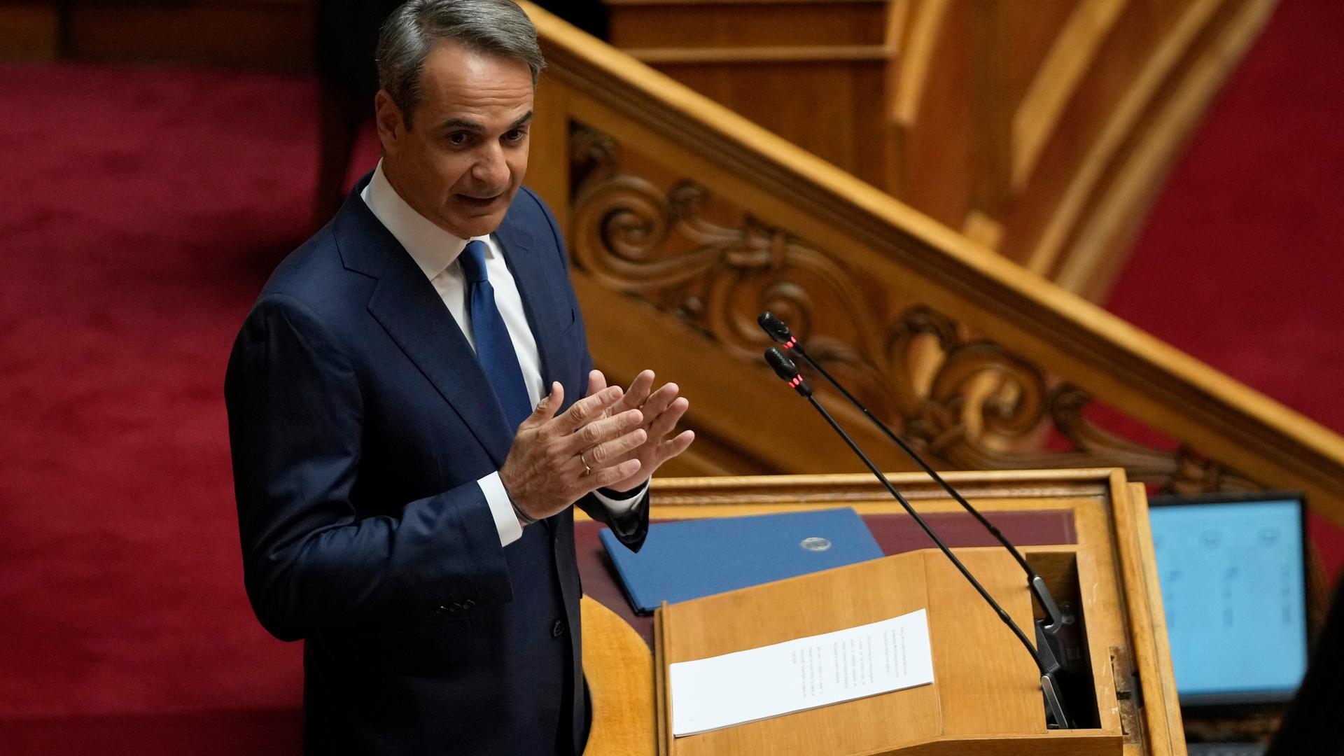 Der griechische Ministerpräsident Mitsotakis spricht im Parlament.