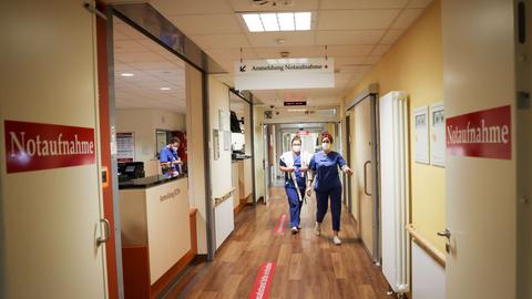 Zwei Krankenschwestern gehen durch den Gang einer Zentralen Notaufnahme.