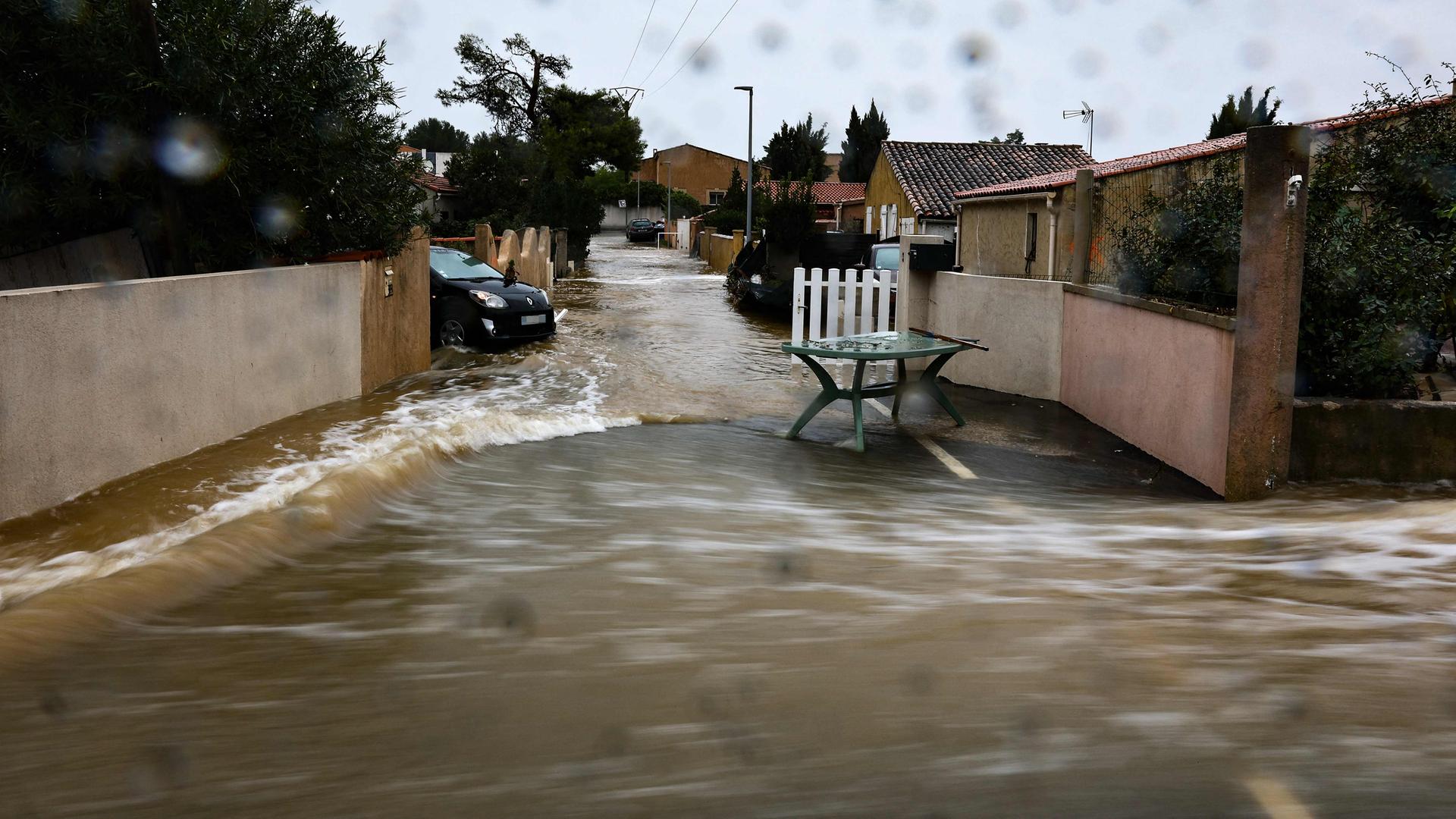 Diese Aufnahme mit langer Belichtungszeit zeigt eine überflutete Straße in einem Wohngebiet nach heftigen Regenfällen in der Nähe von Marseille im Südosten Frankreichs.