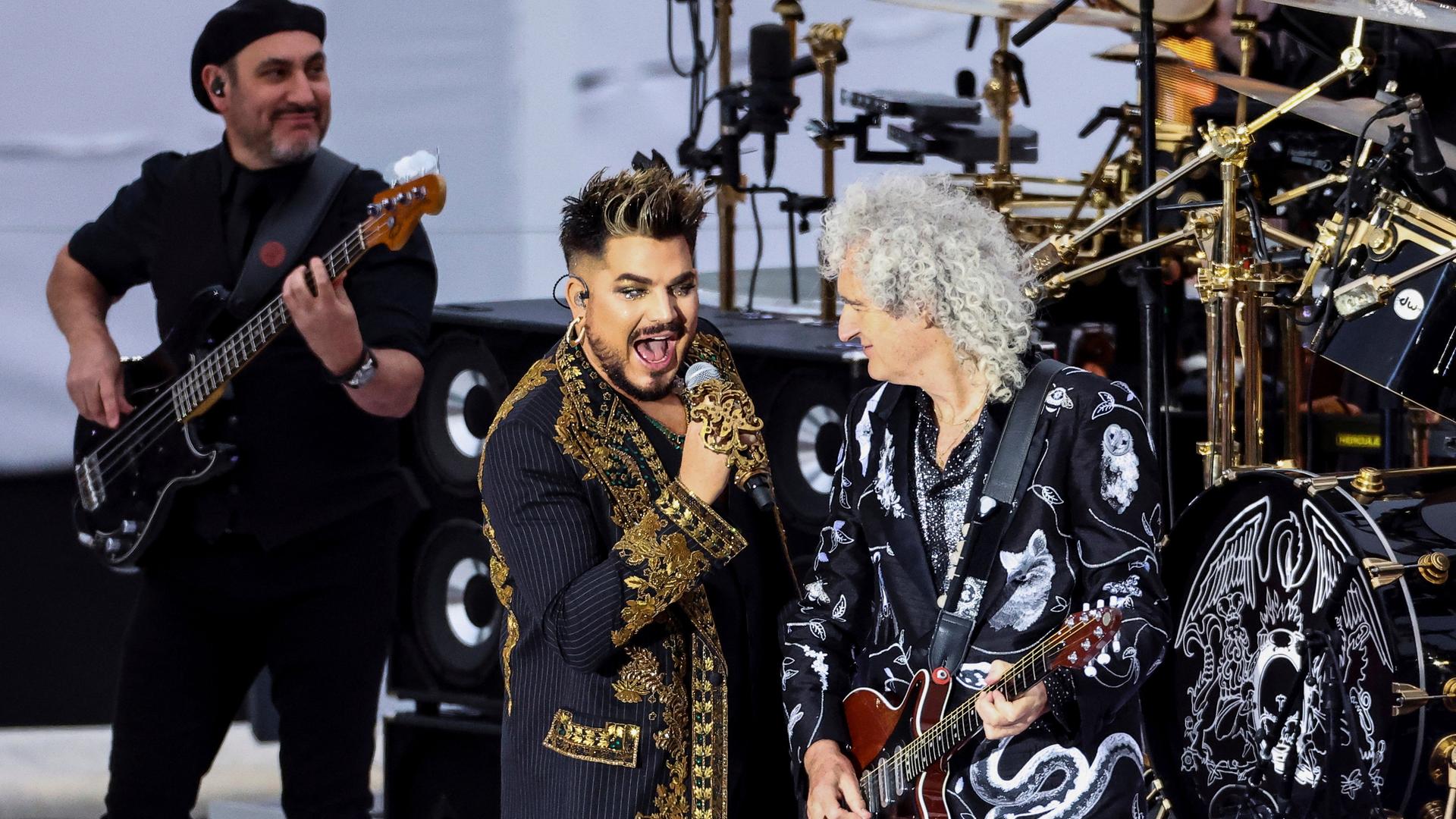 Adam Lambert mit Queen-Gitarrist Brian May auf der Bühne, um Queen Elisabeth II zu ehren.