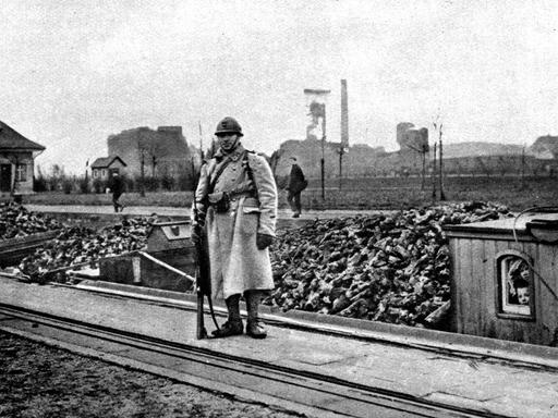 Ein Soldat am Bahnhof während der Ruhrbesetzung