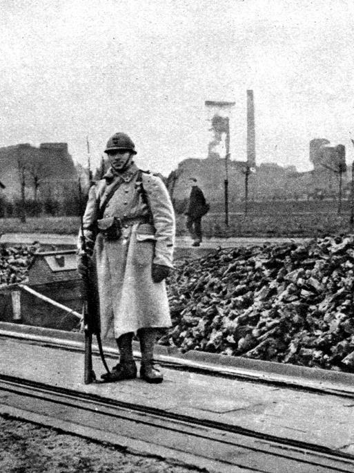 Ein Soldat am Bahnhof während der Ruhrbesetzung Ein Soldat am Bahnhof während der Ruhrbesetzung