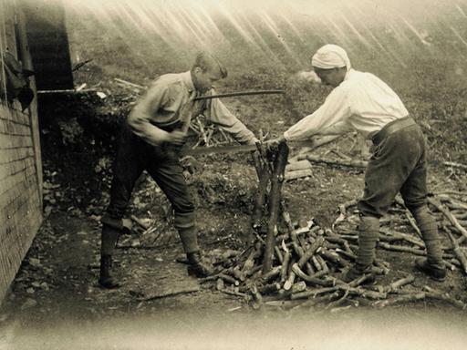 Das undatierte Archivbild von 1923 aus dem Besitz der Familie Heidegger zeigt den deutschen Philosophen Martin Heidegger (r) und Hans-Georg Gadamer, die vor der Berghütte Heideggers in Todtnauberg Holz zersägen.