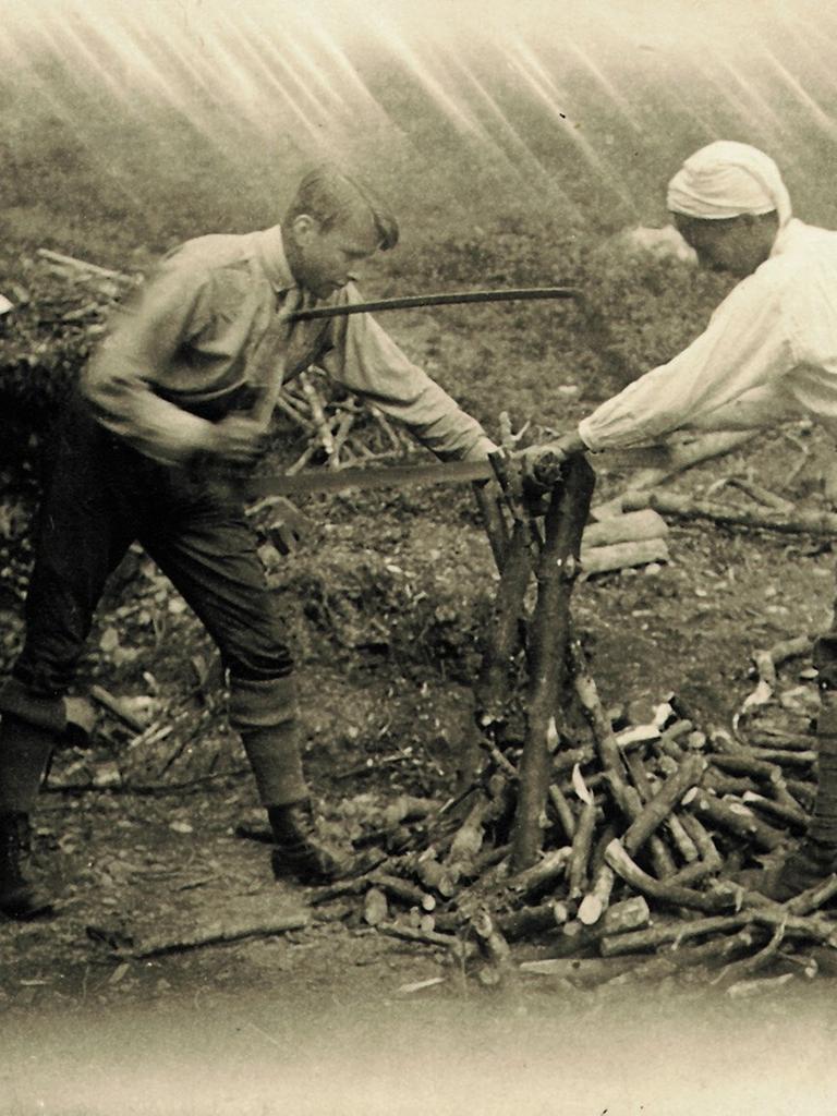 Das undatierte Archivbild von 1923 aus dem Besitz der Familie Heidegger zeigt den deutschen Philosophen Martin Heidegger (r) und Hans-Georg Gadamer, die vor der Berghütte Heideggers in Todtnauberg Holz zersägen.