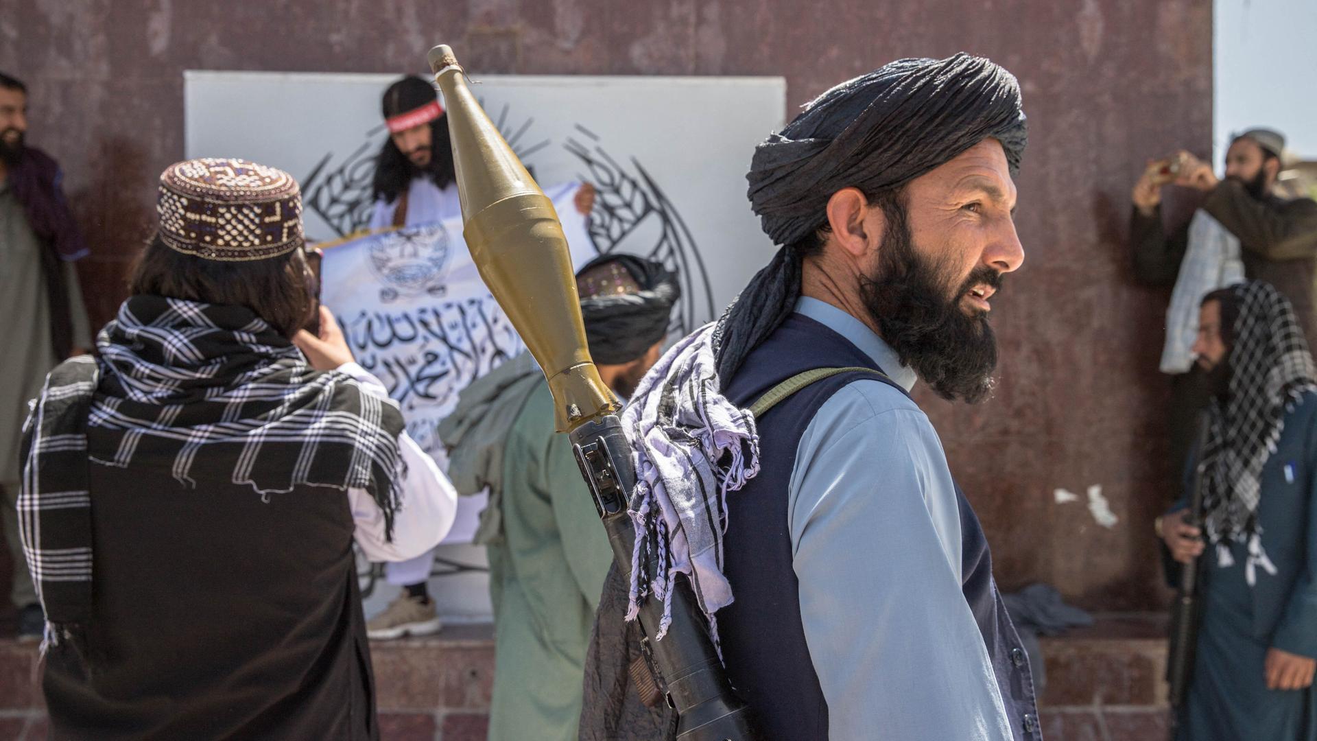 Taliban-Kämpfer mit Untertützern vor der US-Botschaft in Kabul Taliban-Kämpfer mit Untertützern vor der US-Botschaft in Kabul