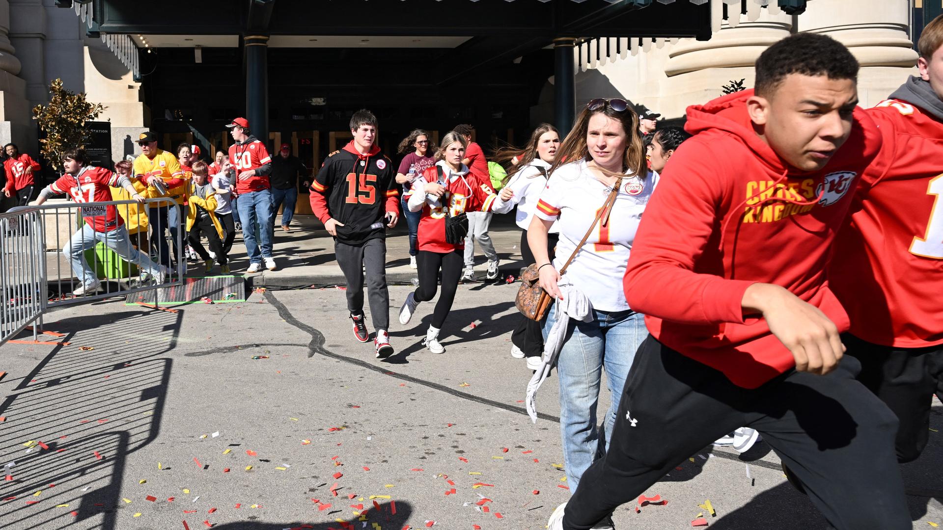 Zu sehen sind Menschen, die nach Schüssen auf einer Siegesfeier der Kansas City Chiefs auseinanderlaufen. Zu sehen sind Menschen, die nach Schüssen auf einer Siegesfeier der Kansas City Chiefs auseinanderlaufen.