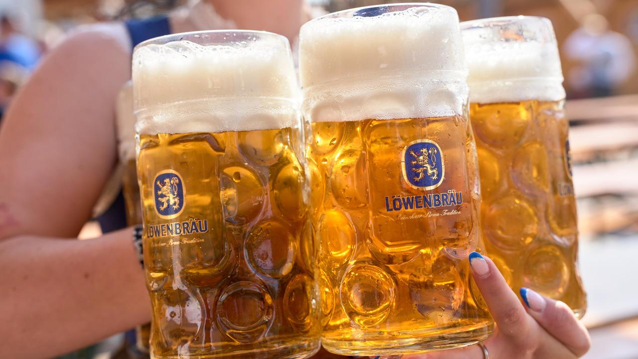 Eine Servierkraft trägt Maßkrüge auf dem Oktoberfest in München.