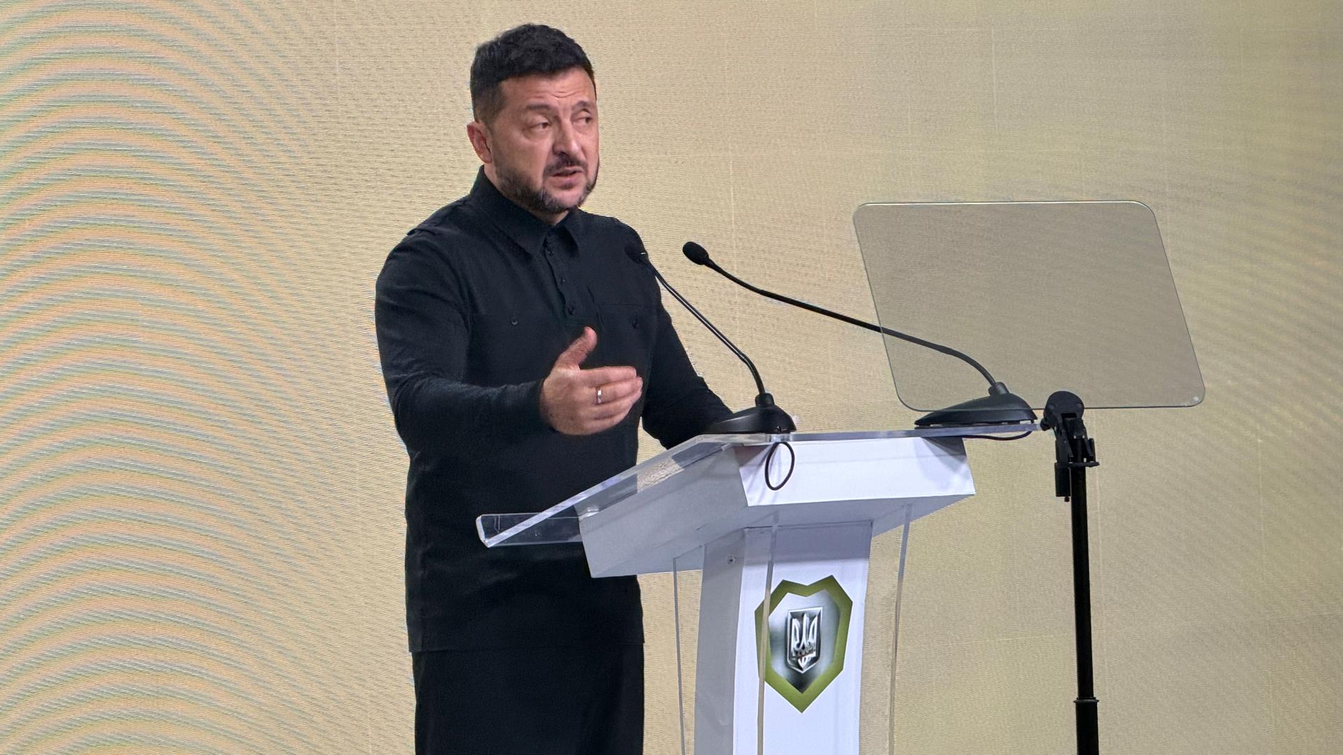 Wolodymyr Selenskyj, Präsident der Ukraine, hält eine Rede. 