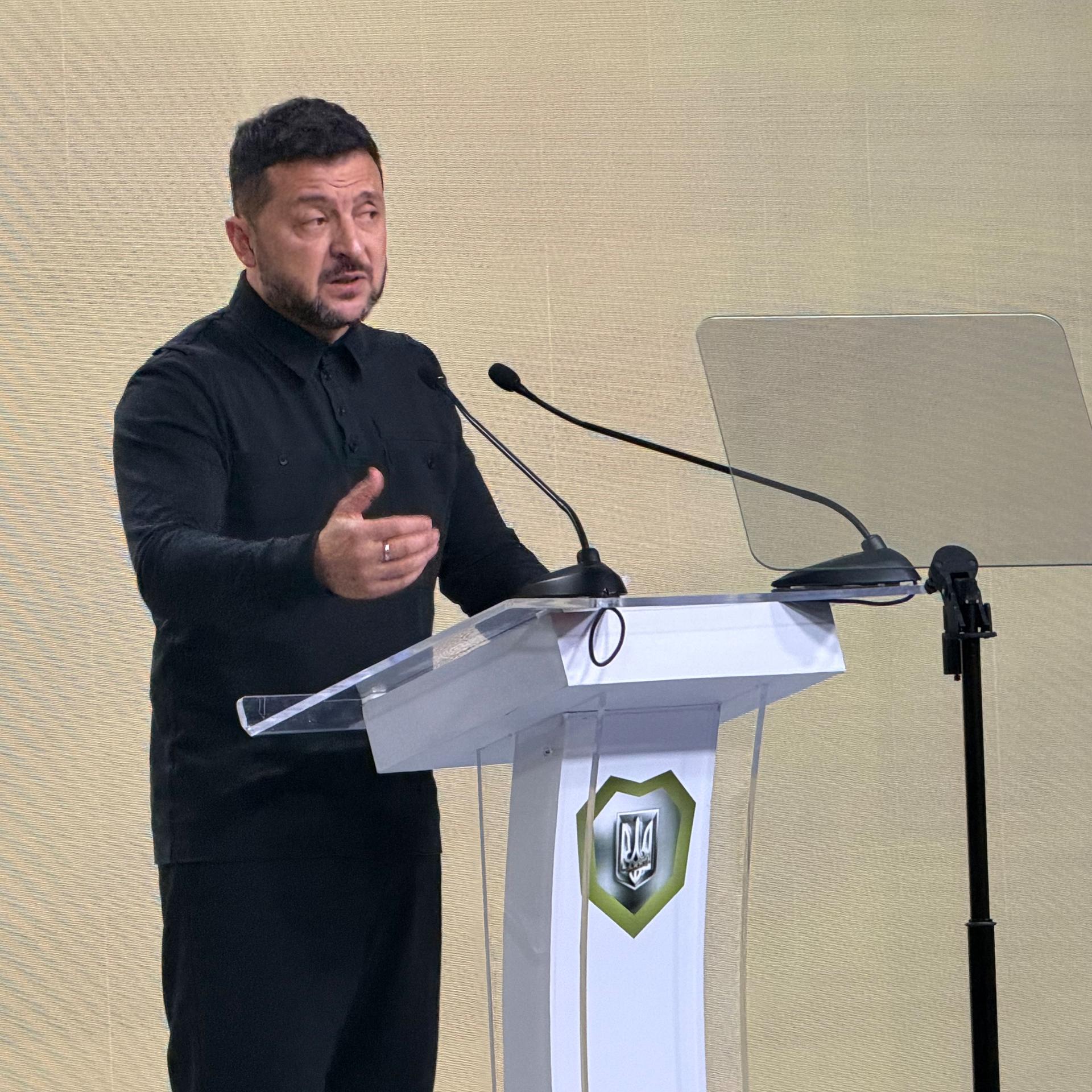 Wolodymyr Selenskyj, Präsident der Ukraine, hält eine Rede. 