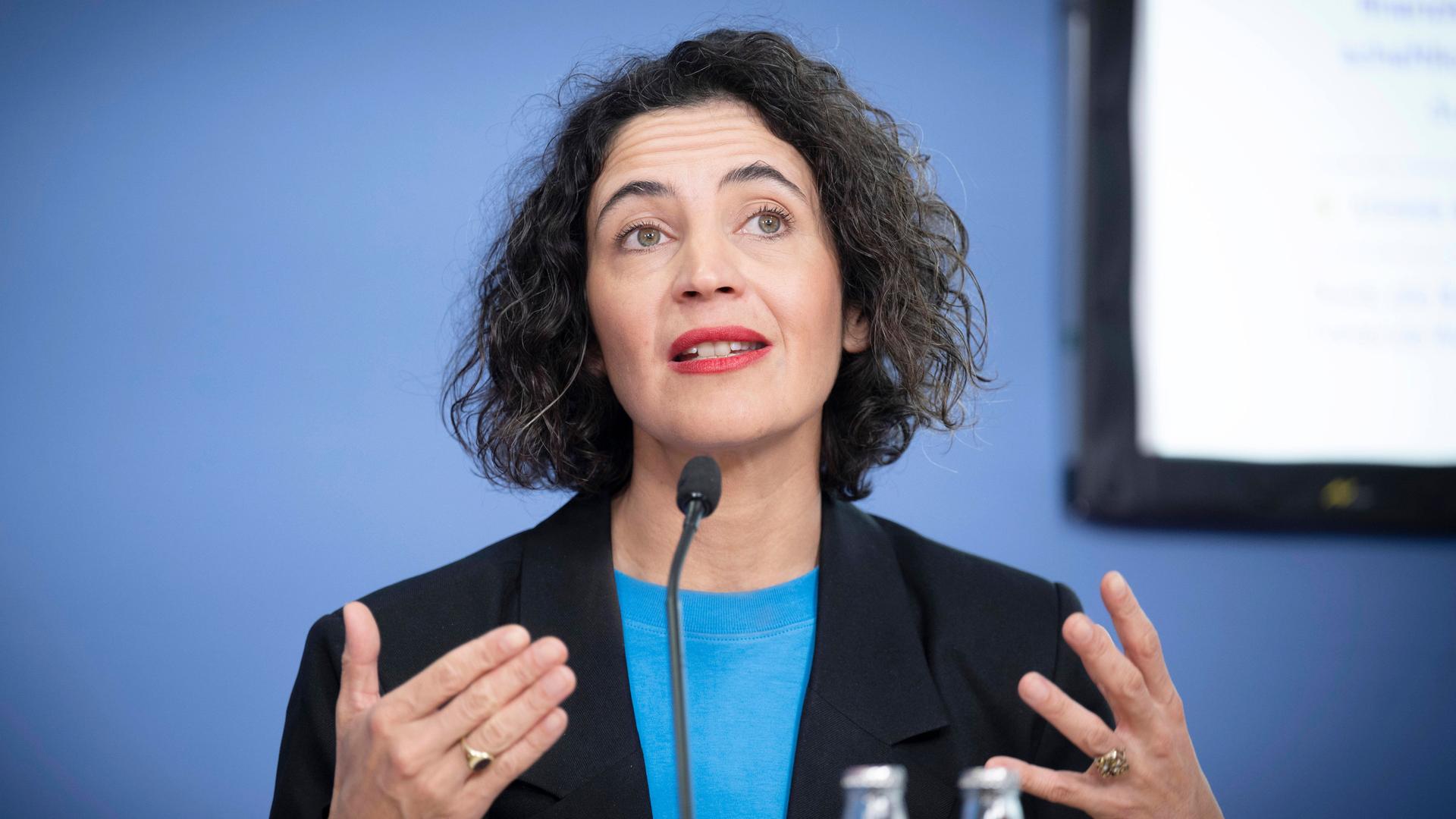 Anna-Lena von Hodenberg von Hate Aid Deutschland bei einer Pressekonferenz zur Vorstellung der Studie Kompetenznetzwerk gegen Hass im Netz Anna-Lena von Hodenberg von Hate Aid Deutschland bei einer Pressekonferenz zur Vorstellung der Studie Kompetenznetzwerk gegen Hass im Netz