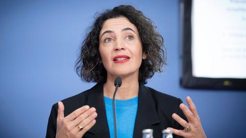 Das Bild zeigt Anna-Lena von Hodenberg, wie sie mit beiden Händen gestikulierend i ein Mikrofon spricht.