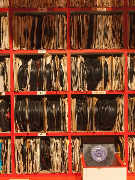 Regal gefüllt mit Singles in einem britischen Schallplattenladen aus den 60er-Jahren.