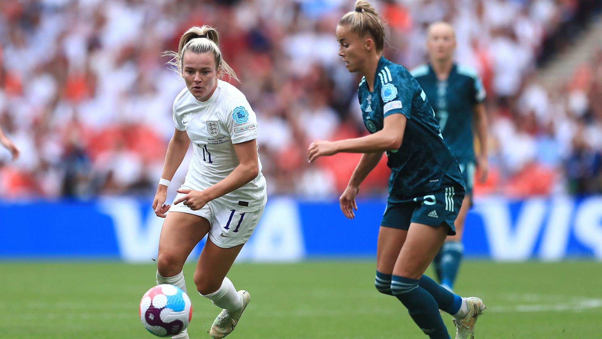 Die englische Fußballerin Lauren Hemp (links) kämpft mit Deutschlands Giulia Gwinn um den Ball während des Endspiels der Frauenfußball-Europameisterschaft 2022 zwischen England und Deutschland im Wembley-Stadion in London.