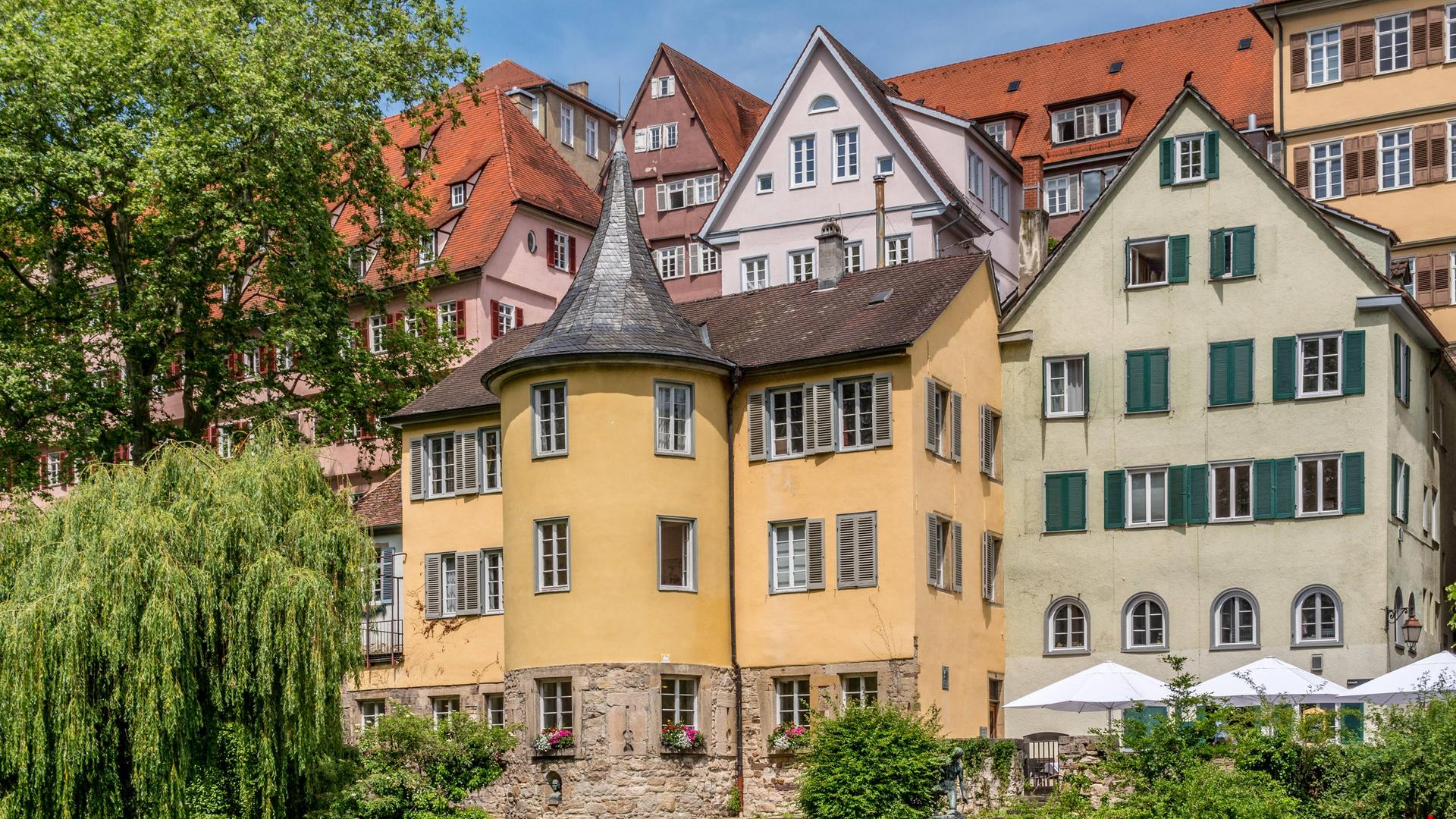 Altstadthäuser am Neckar mit Hölderlinturm in Tübingen.