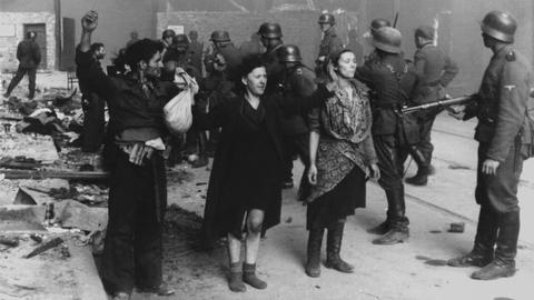 Polnische Juden werden während des Aufstandes im Warschauer Ghetto von Soldaten festgenommen.