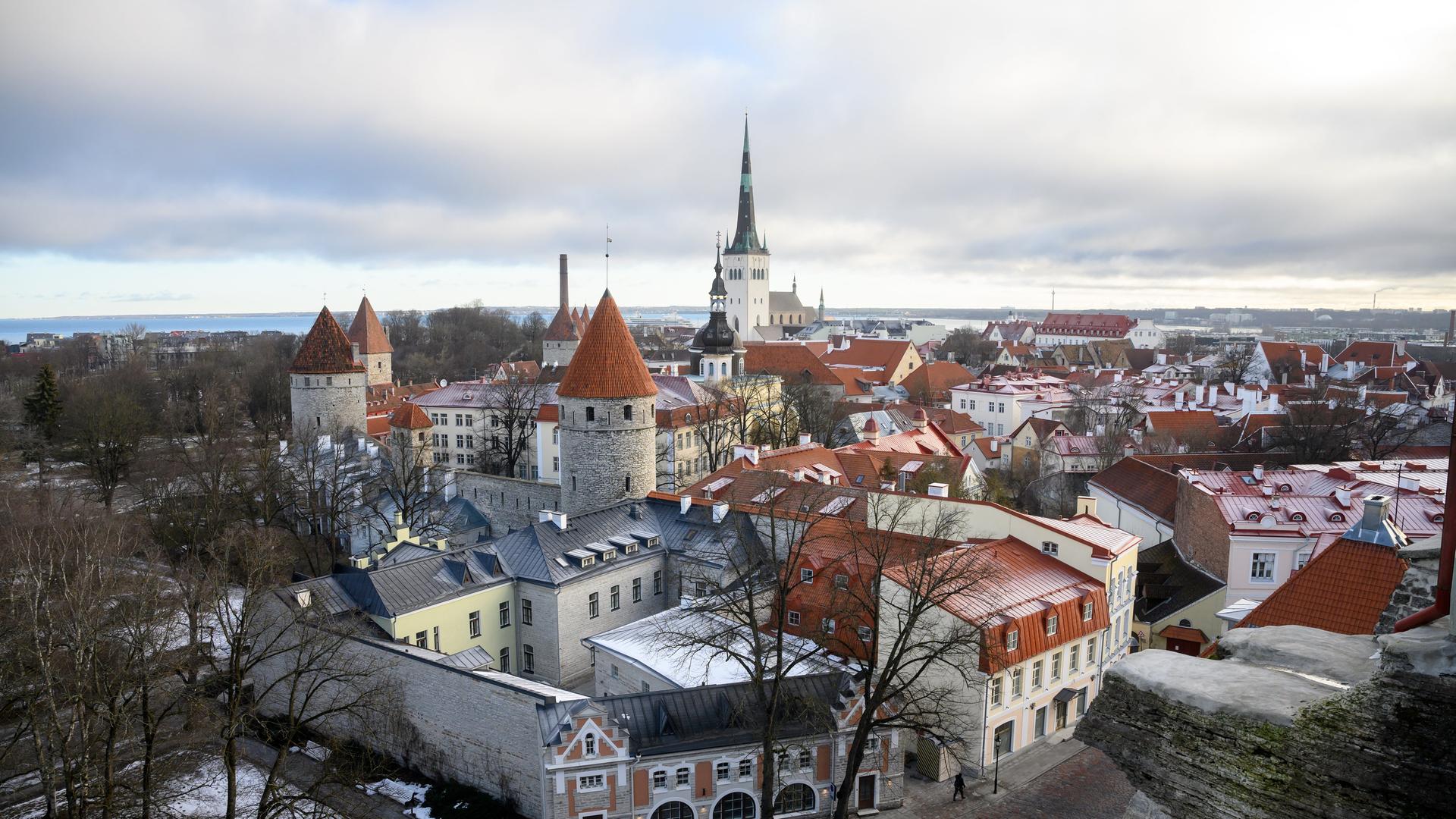 Das Foto zeigt den Blick vom Domberg auf die Altstadt von Tallinn, der Hauptstadt von Estland.