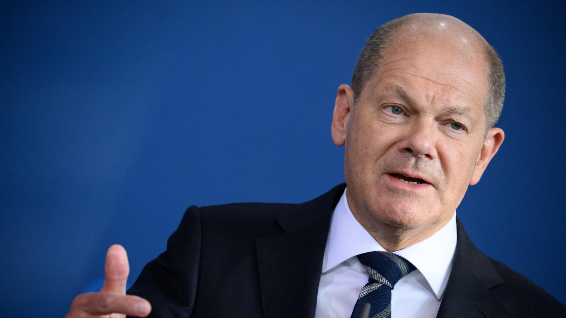 Bundeskanzler Olaf Scholz (SPD) äußert sich bei einer Pressekonferenz Bundeskanzler Olaf Scholz (SPD) äußert sich bei einer Pressekonferenz
