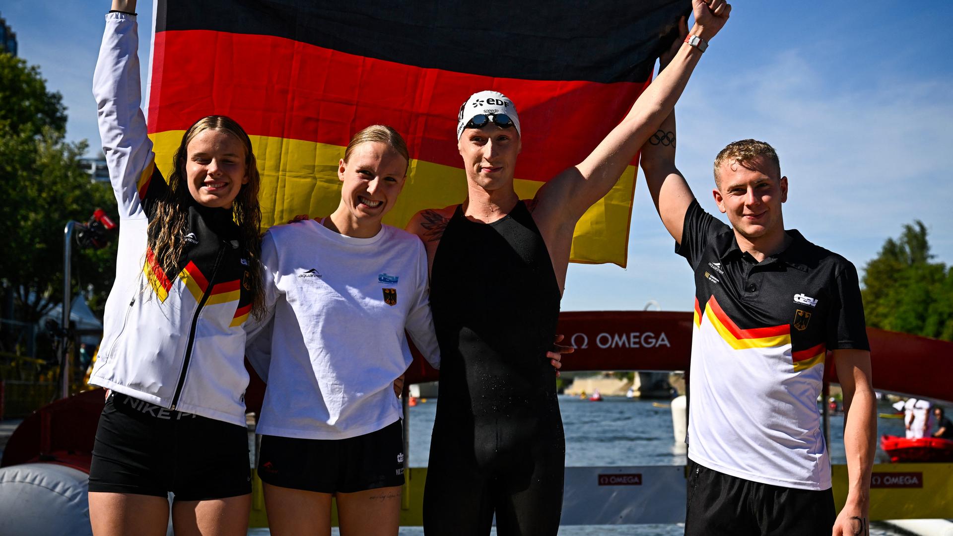 Die deutsche Mixed-Staffel mit Florian Wellbrock, Julia Ackermann, Isabel Gose und Oliver Klemet hat über 4 mal 1.500 Meter Gold gewonnen. Die deutsche Mixed-Staffel mit Florian Wellbrock, Julia Ackermann, Isabel Gose und Oliver Klemet hat über 4 mal 1.500 Meter Gold gewonnen.