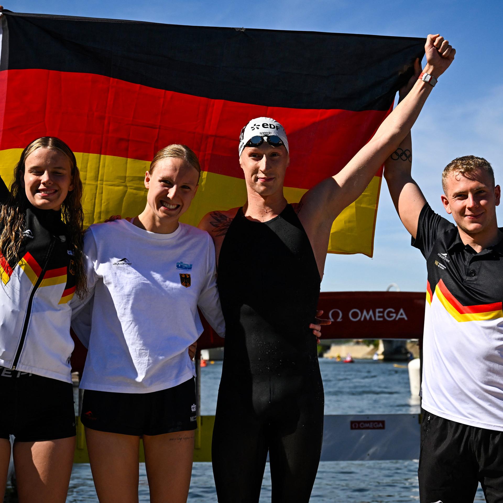 Die deutsche Mixed-Staffel mit Florian Wellbrock, Julia Ackermann, Isabel Gose und Oliver Klemet hat über 4 mal 1.500 Meter Gold gewonnen. 