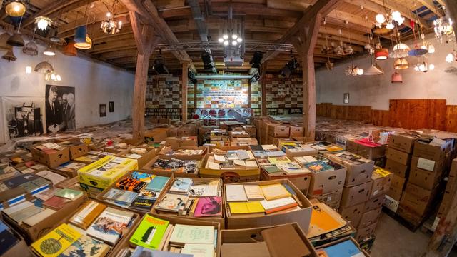 Der Veranstaltungssaal der Peter-Sodann-Bibliothek im sächsischen Staucha mit vielen gelagerten DDR-Büchern.