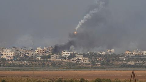 Israelischer Luftangriff über dem Gazastreifen. Feuer und Rauch einer Rakete sind über der Stadt.