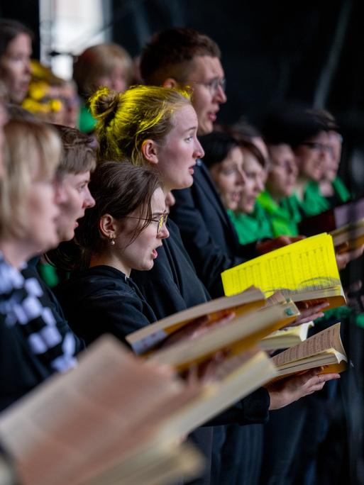 Sängerinnen und Sänger des Kammerchores Chemnitz, des Landesjugendchores Sachsen und der Singgemeinschaft Großenhain treten zum Abschluss des Deutschen Chorfests 2022 auf dem Markt in Leipzig auf.