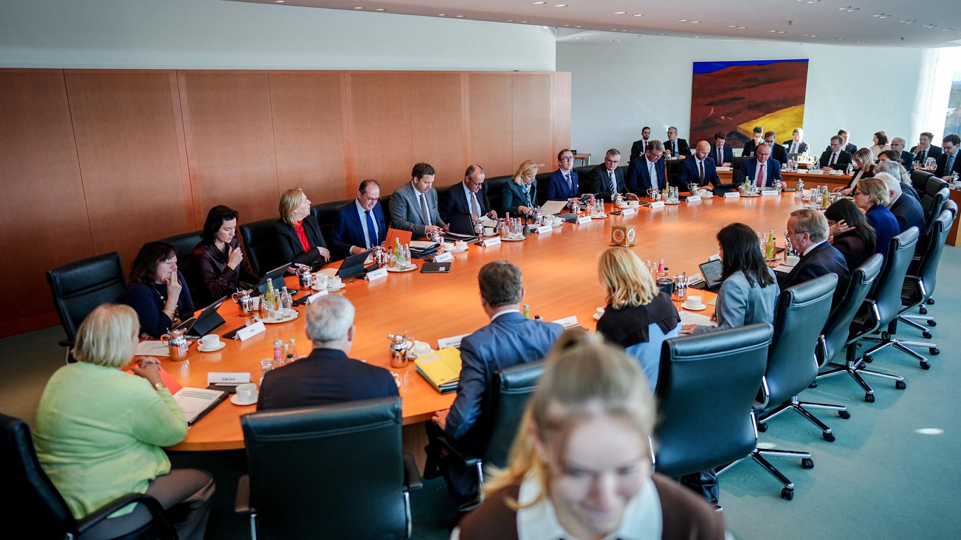 Lars Klingbeil (M l-r, SPD), Friedrich Merz (CDU) und Nina Warken (CDU) nehmen an der Sitzung des Bundeskabinetts im Bundeskanzleramt teil.