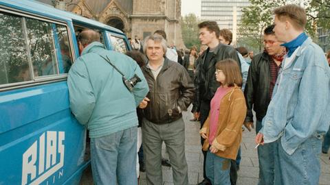 Rias-Funkwagen im Gedränge auf dem Breitscheidplatz.