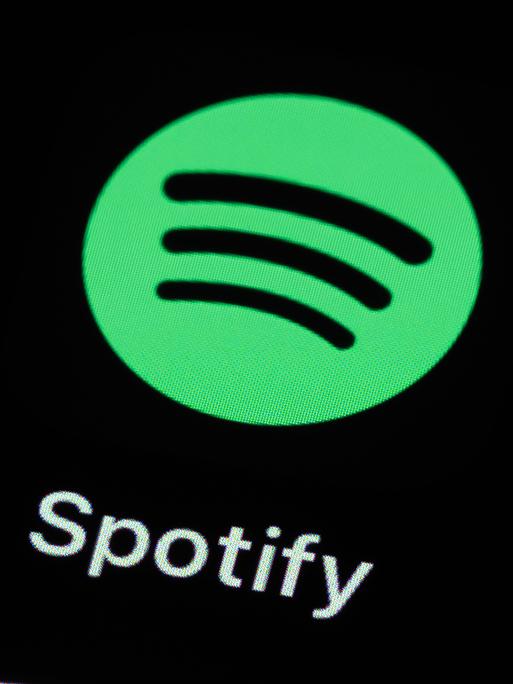 Die Applikation App Spotify ist auf dem Display eines Smartphones zu sehen.