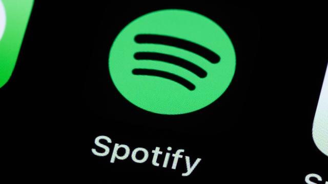 Die App Spotify ist auf dem Bild-Schirm von einem Handy zu sehen.