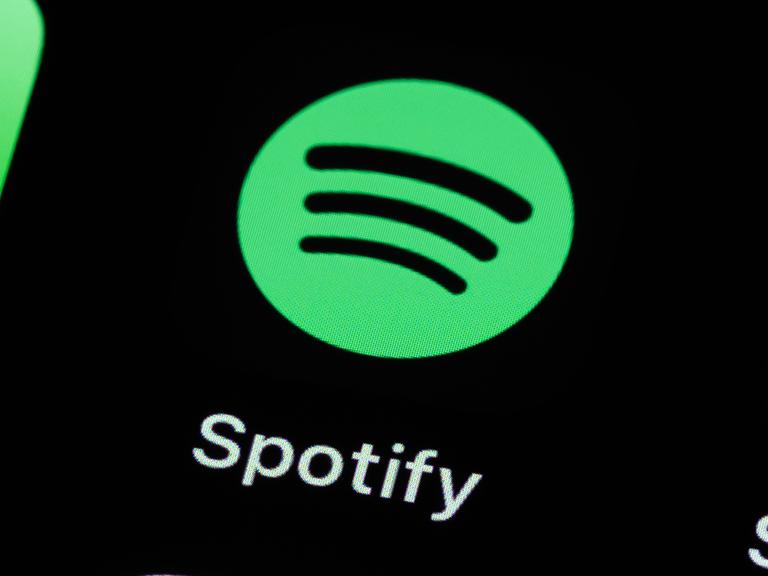 Die Applikation App Spotify ist auf dem Display eines Smartphones zu sehen.