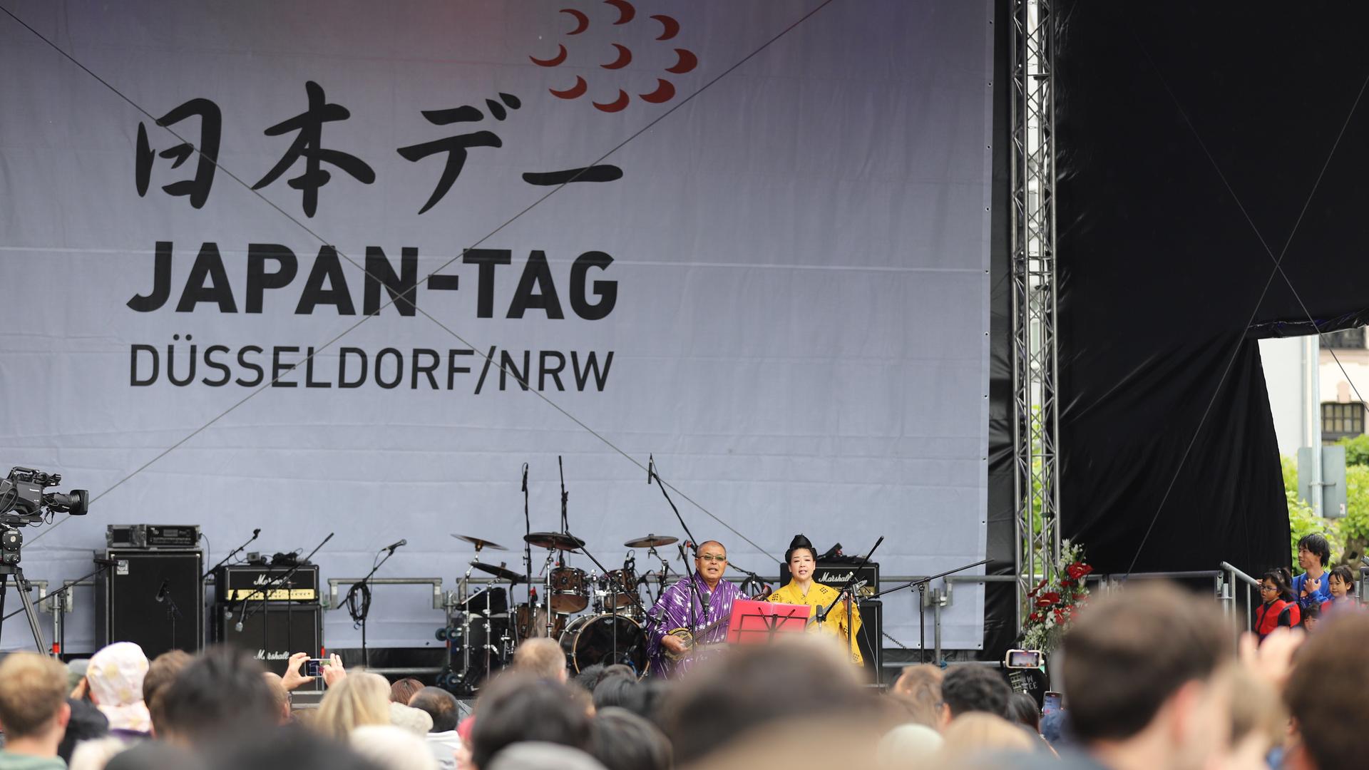 Düsseldorf: Zwei Musiker sitzen auf der Bühne in der Düsseldorfer Altstadt beim 22. Japan-Tag. 