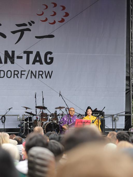 Düsseldorf: Zwei Musiker sitzen auf der Bühne in der Düsseldorfer Altstadt beim 22. Japan-Tag. 