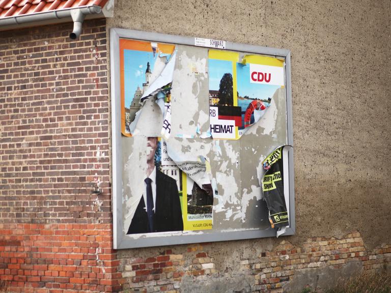Ein abgerissenes Wahlplakat der CDU hängt an der Wand eines leerstehenden Hauses im Stadtteil Griesen. Auf den verbliebenen Fetzen sind noch der Parteiname und das Wort "Heimat" zu lesen.