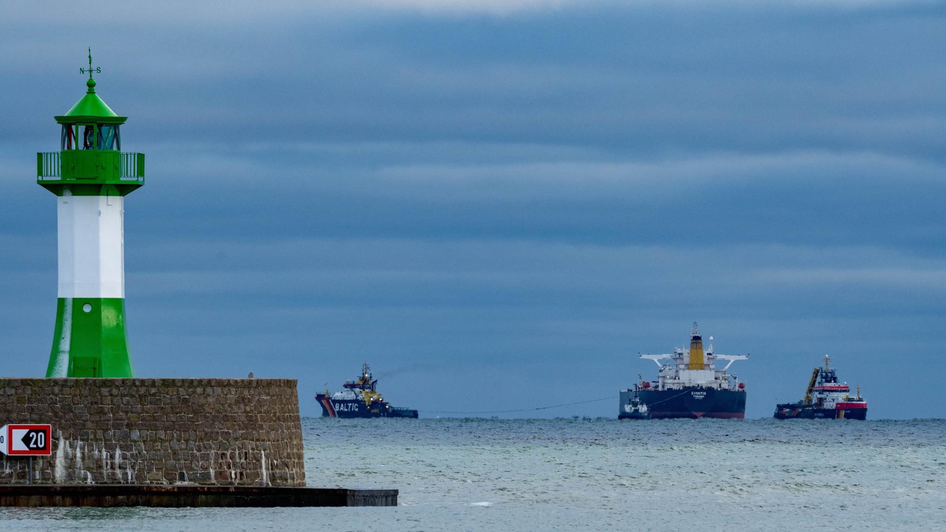 Der manövrierunfähige Tanker „Eventin“ liegt zwischen Binz und Sassnitz auf der Reede Sassnitz. 