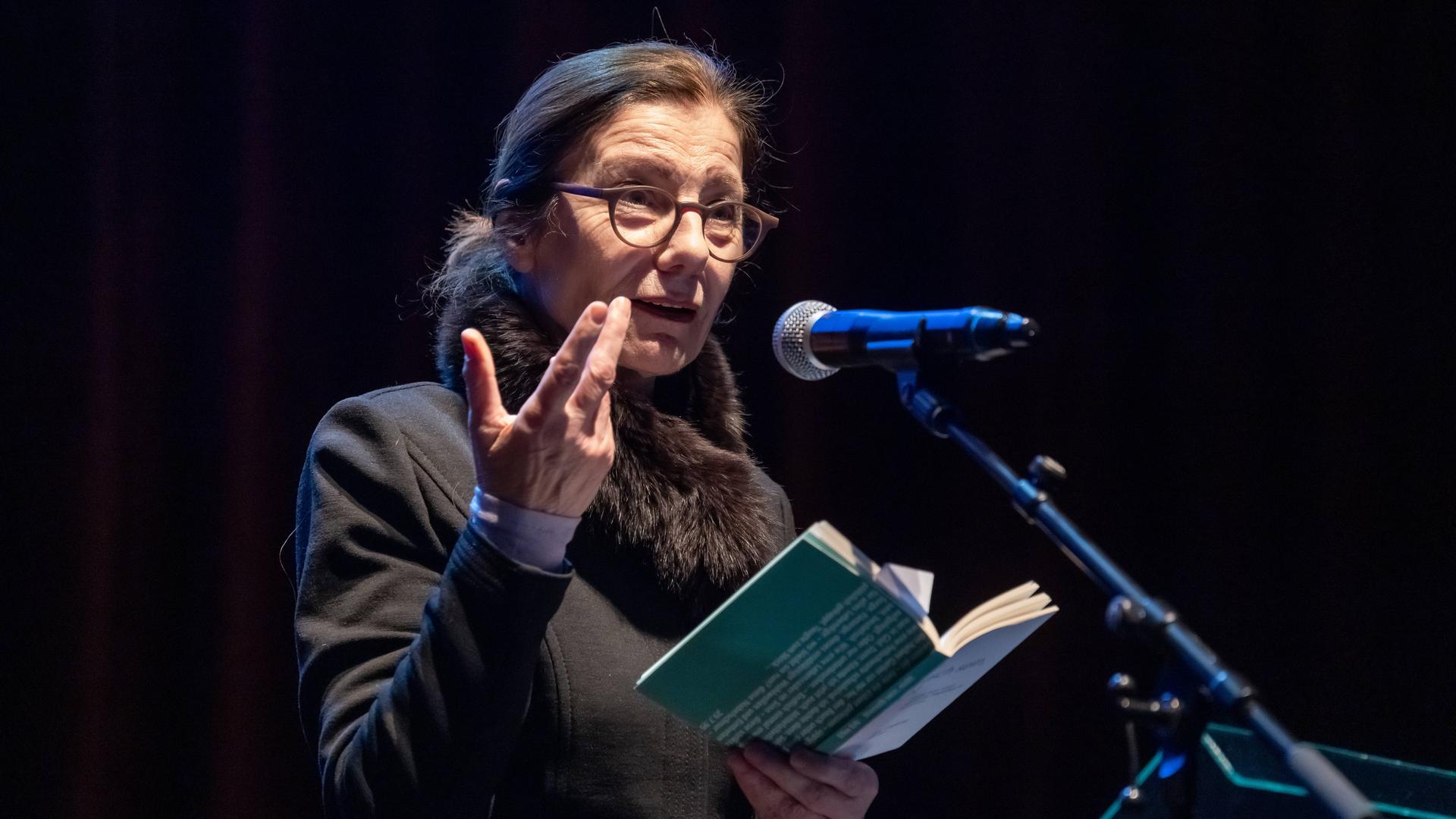 Ursula Krechel tritt in der Volksbühne am Rosa-Luxemburg-Platz auf.