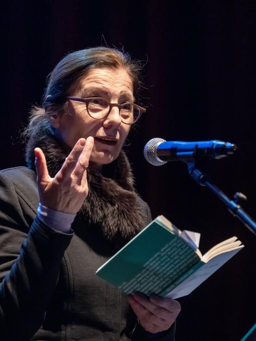 Ursula Krechel tritt in der Volksbühne am Rosa-Luxemburg-Platz auf.