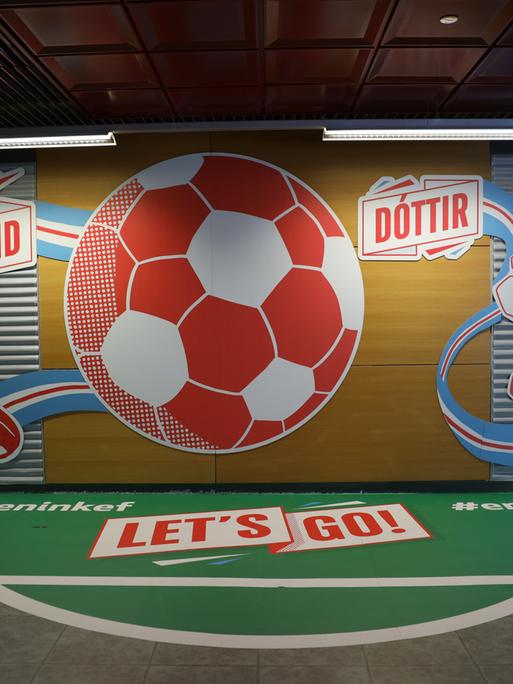 Werbeanzeigen für die Frauen-Fußball-Europameisterschaft in Island. 
