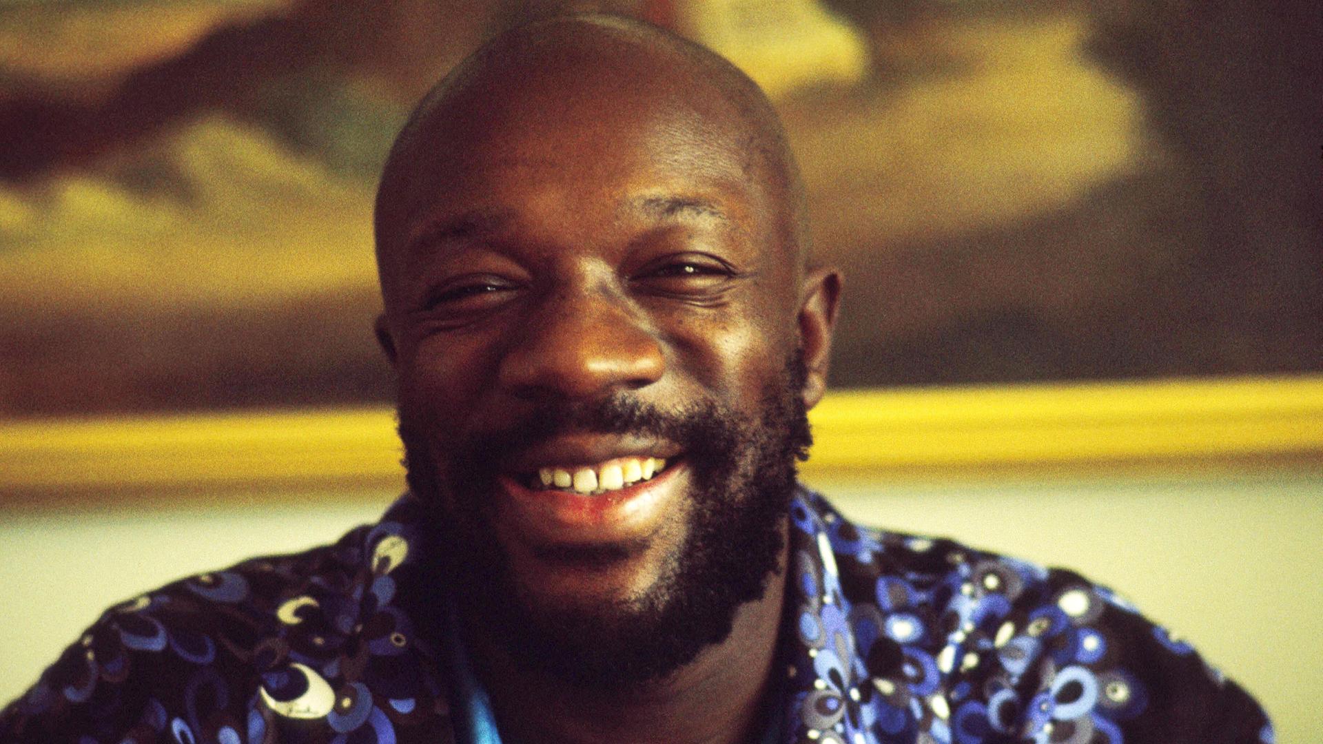 Isaac Hayes trägt ein Hemd mit blauem Blumenmuster. Isaac Hayes trägt ein Hemd mit blauem Blumenmuster.