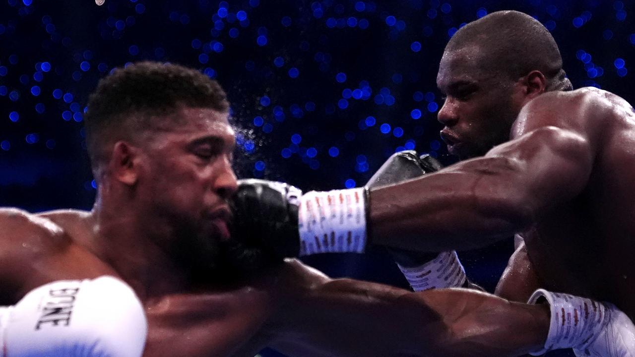 Anthony Joshua (links) und Daniel Dubois kämpfen im Londoner Wembley-Stadion.