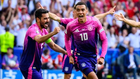 Deutschlands Jamal Musiala (rechts) jubelt mit Ilkay Gündogan nach seinem Tor zum 1:0 gegen Ungarn bei der Fußball-EM 