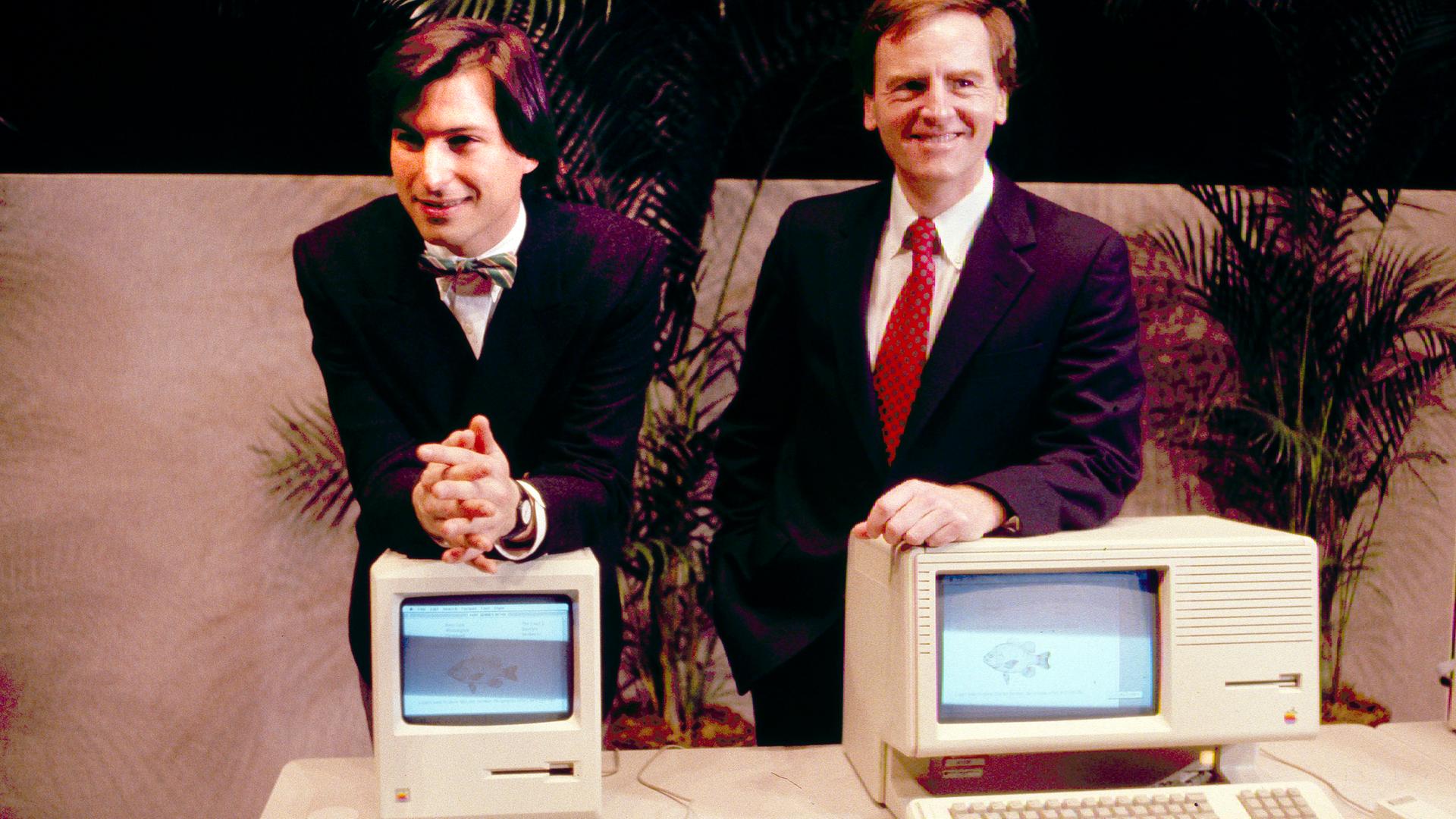 Dieses Foto vom Januar 1984 zeigt Steven P. Jobs, links, und John Sculley bei der Präsentation des neuen Macintosh Desktop Computer im Januar 1984 auf einer Aktionärsversammlung in Cupertino, Kalifornien. 