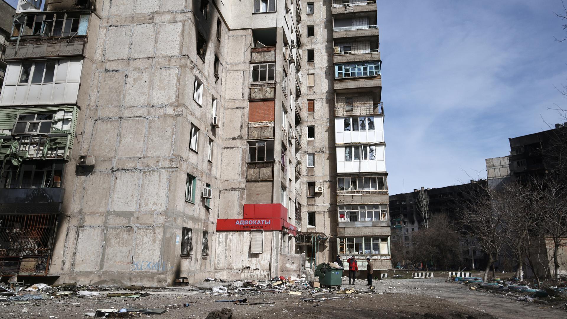 Das Bild zeigt ein beschädigtes Wohngebäude in der ukrainischen Stadt Mariupol. DIESES FOTO WIRD VON DER RUSSISCHEN STAATSAGENTUR TASS ZUR VERFÃGUNG GESTELLT. Das Bild zeigt ein beschädigtes Wohngebäude in der ukrainischen Stadt Mariupol. DIESES FOTO WIRD VON DER RUSSISCHEN STAATSAGENTUR TASS ZUR VERFÃGUNG GESTELLT.