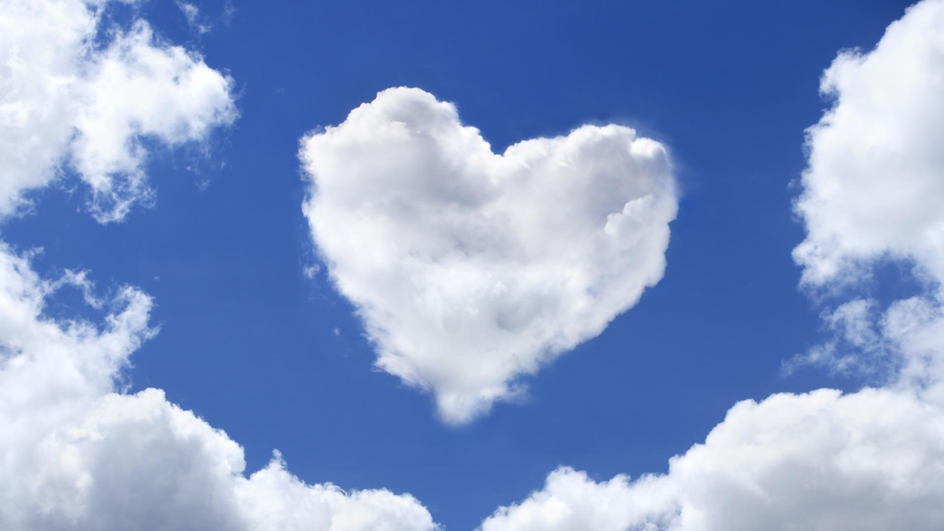 Ein Himmel mit Wolken, davon eine in Herzform Ein Himmel mit Wolken, davon eine in Herzform