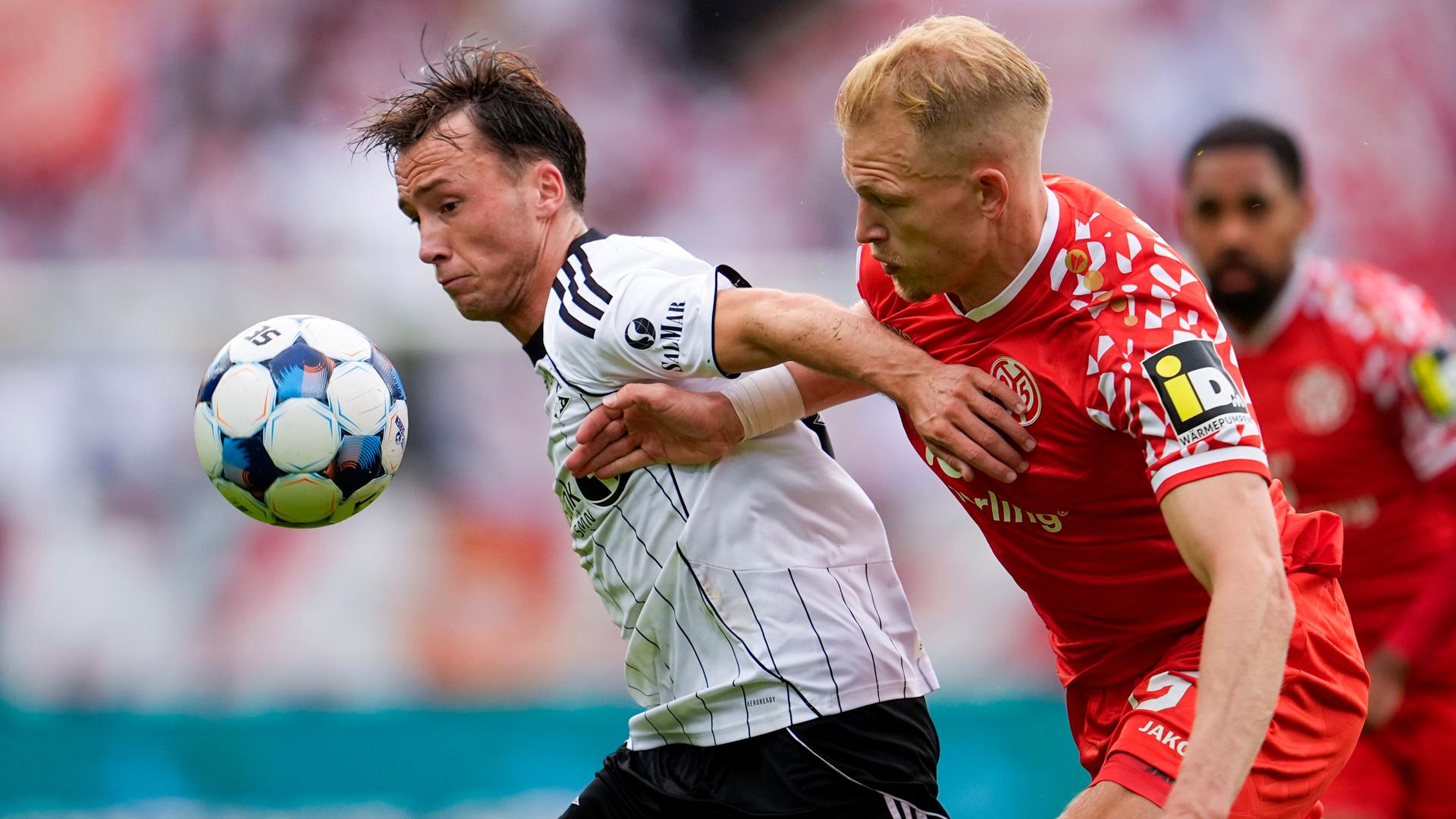 Dominik Andreas Hanche-Olsen (Mainz,r) und Jesper Reitan-Sunde (Trondheim) im Zweikampf.