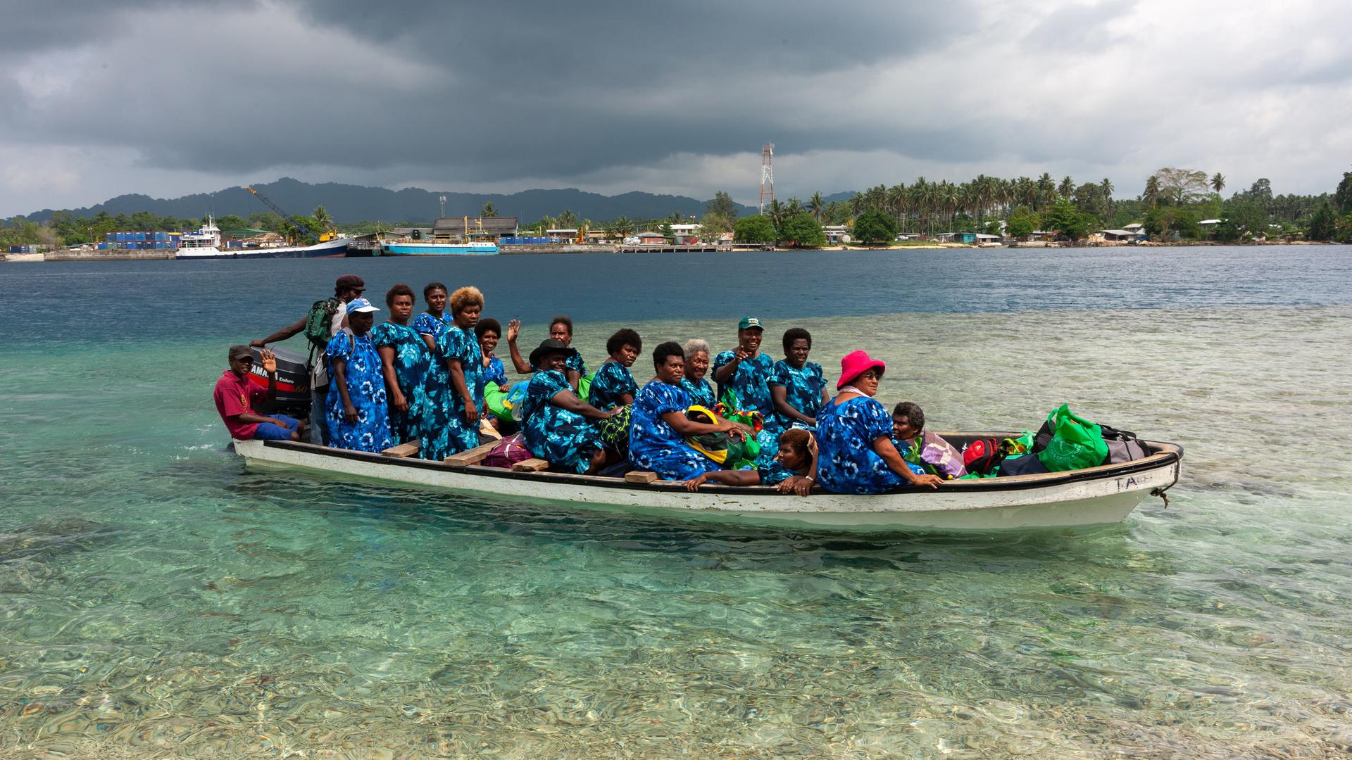 Das Foto zeigt Frauen in einem blauen Boot im Flachwasser vor der Küste der Insel Bougainville, Papua-Neuguinea, am 11. Oktober 2009.