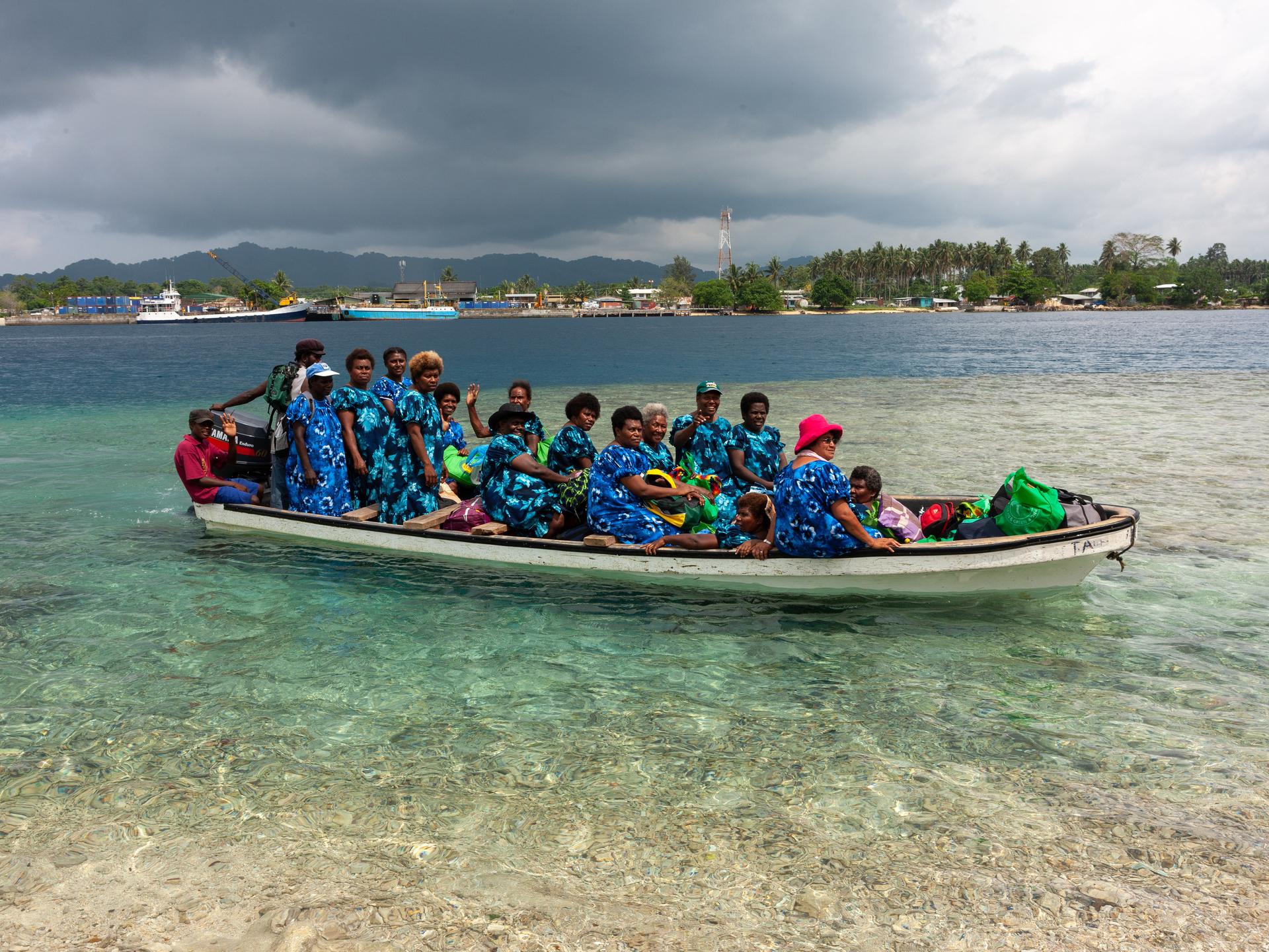 Das Foto zeigt Frauen in einem blauen Boot im Flachwasser vor der Küste der Insel Bougainville, Papua-Neuguinea, am 11. Oktober 2009.