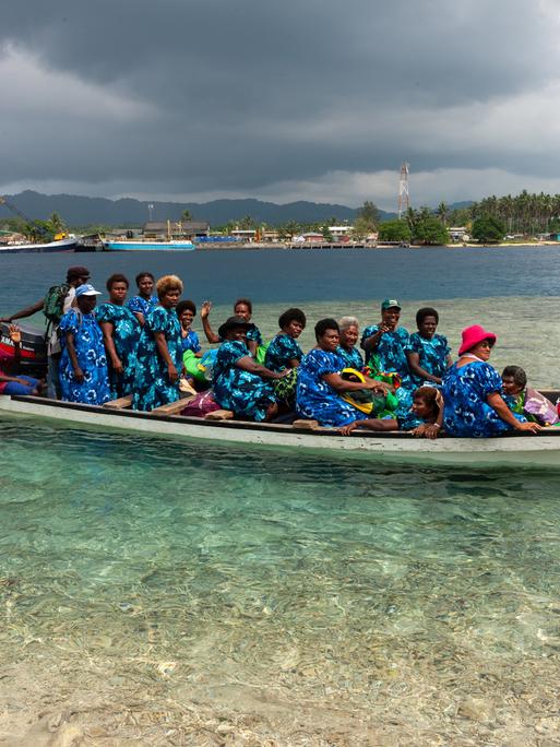 Das Foto zeigt Frauen in einem blauen Boot im Flachwasser vor der Küste der Insel Bougainville, Papua-Neuguinea, am 11. Oktober 2009.